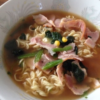 ベーコンとほうれん草のバター風味ラーメン